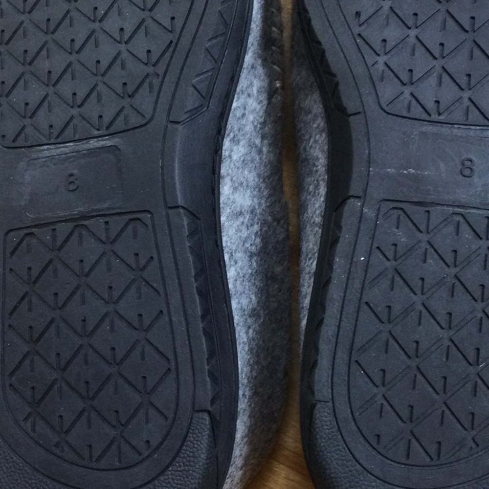 Nice men’s gray slippers size 8 - Picture 5 of 5